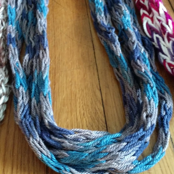 Lot of five handmade fingernail scarf necklaces - Picture 4 of 6